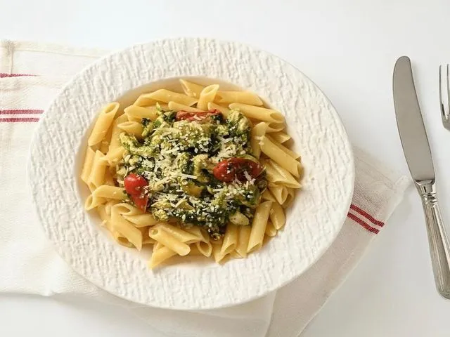 Chicken pasta with spinach and sun-dried tomatoes